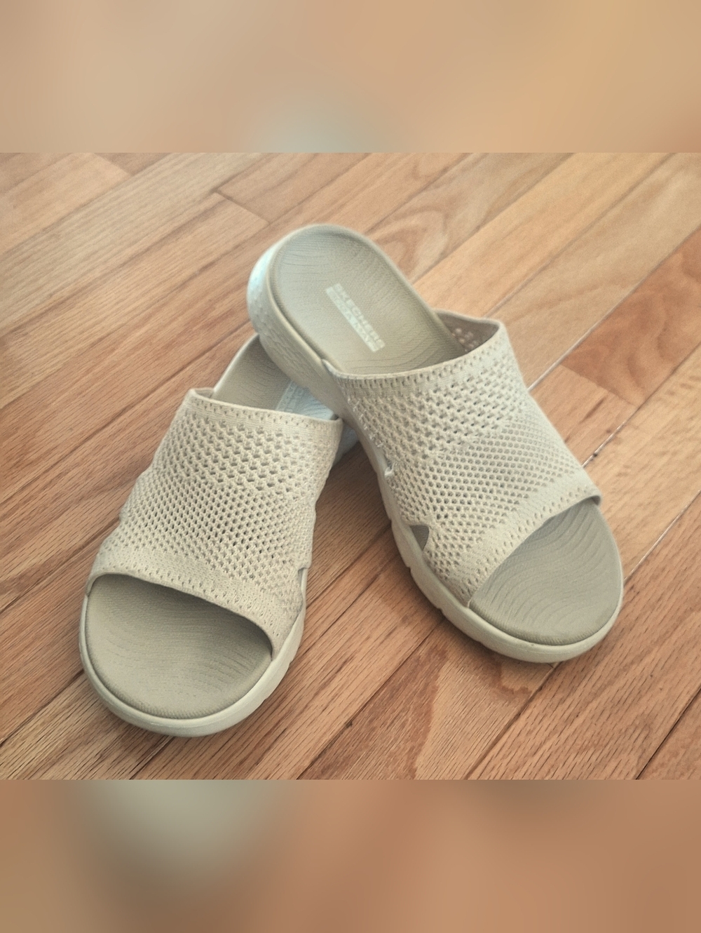 Skechers Women's Sz 8 Light Beige Sandals